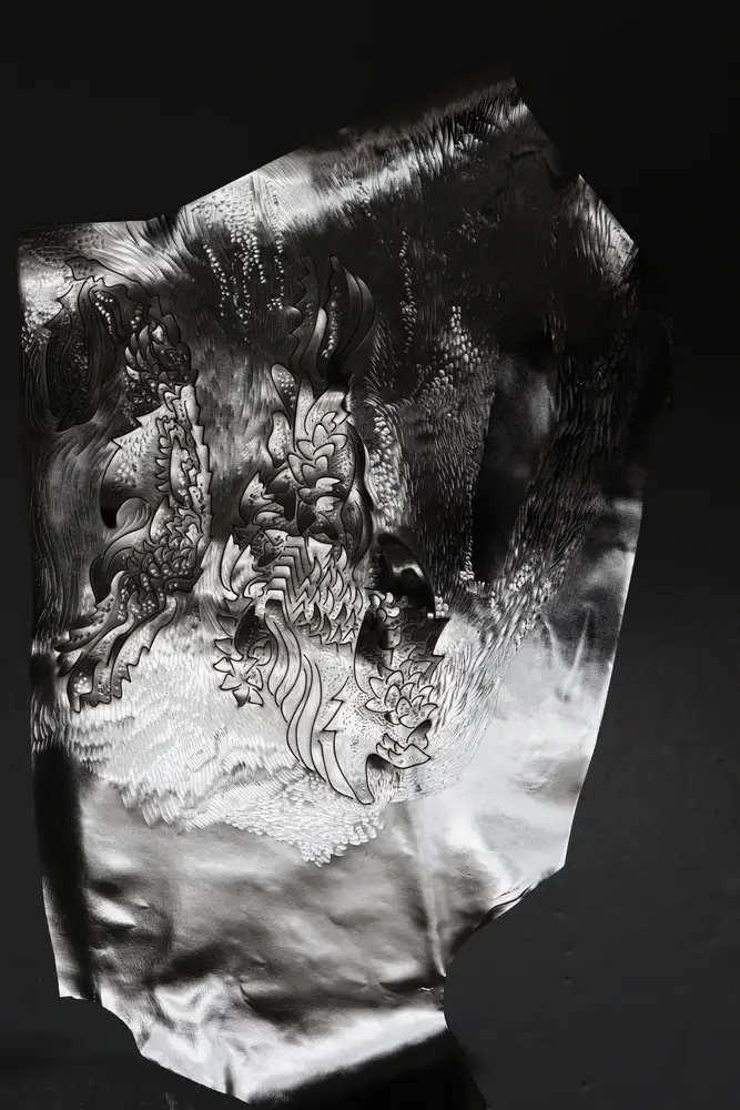 Engraving on metallic skin, organic motifs